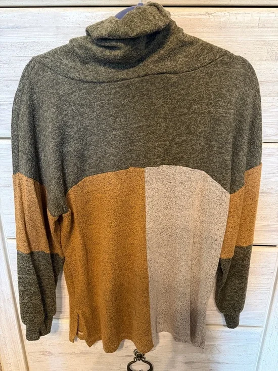 Women’s buckle BKE Colorblock Cowl neck Sweater size small - Picture 3 of 3